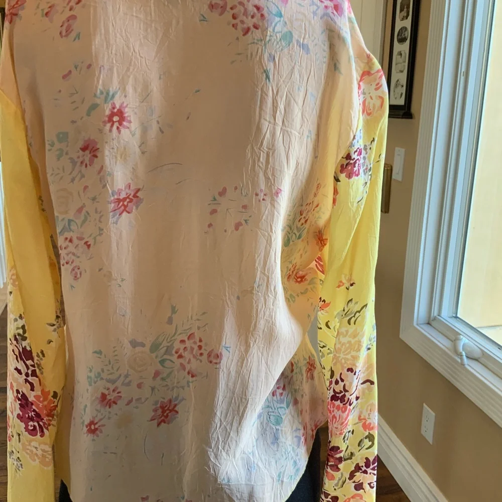 Beautiful blouse - Picture 2 of 2